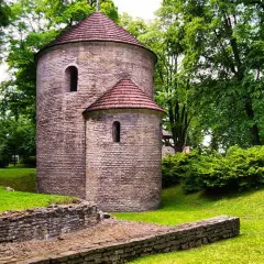 Zamki w stylu romańskim w Polsce: historia i niezwykłe cechy