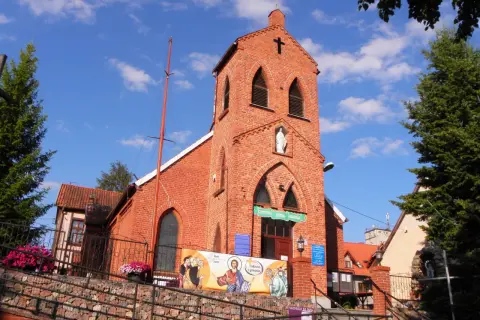 Kościół w Mikołajkach: Urocza świątynia nad jeziorem