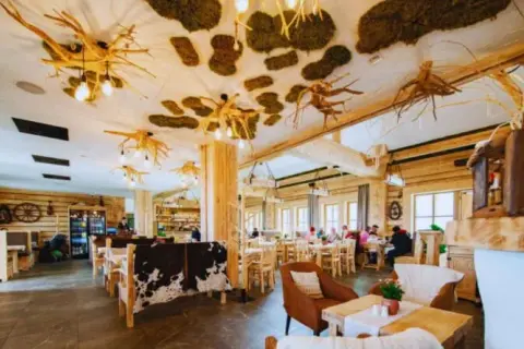 Gdzie zjeść w Solinie? Top 5 restauracji nad Jeziorem Solińskim