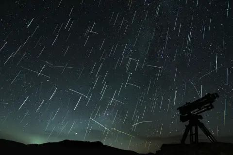 Kiedy zobaczyć deszcz meteorów? Kalendarz zjawisk astronomicznych