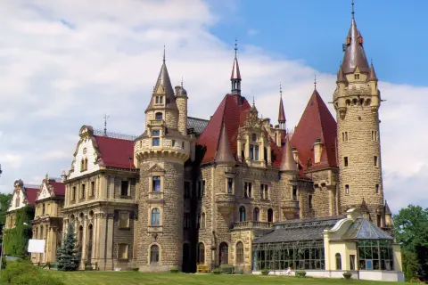 Zamek w Mosznej opis: Tajemnice architektury i fascynująca historia