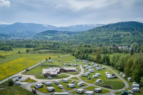 Gdzie pod namiot w Świętokrzyskiem? Odkryj najlepsze miejsca na camping