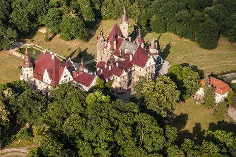 Zamek w Mosznej: odkryj magiczne podobieństwo do Hogwartu