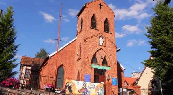 Kościół w Mikołajkach: Urocza świątynia nad jeziorem