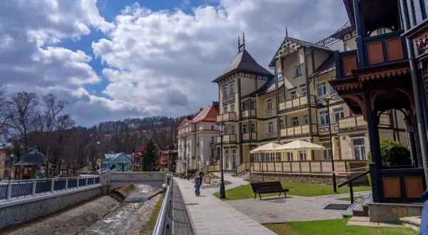 Krynica-Zdrój dla aktywnych: Przewodnik po trasach turystycznych