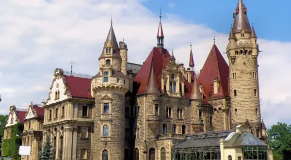 Zamek w Mosznej opis: Tajemnice architektury i fascynująca historia