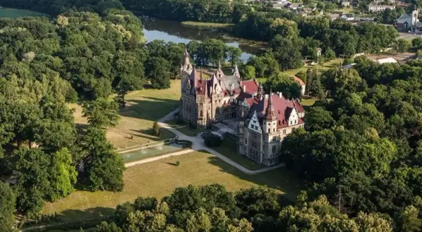 Kto jest właścicielem zamku w Mosznej? Historia i ciekawostki