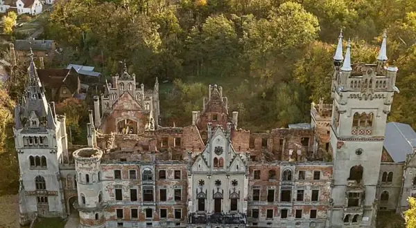 Zamek w Kopicach dawniej: tajemnice i historia, które zaskakują