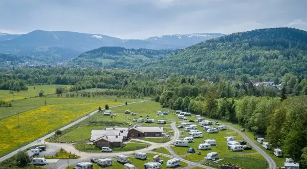 Gdzie pod namiot w Świętokrzyskiem? Odkryj najlepsze miejsca na camping