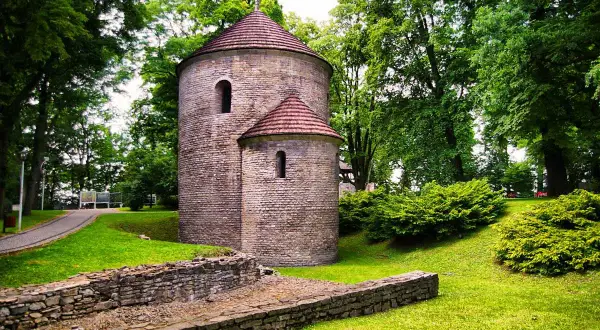 Zamki w stylu romańskim w Polsce: historia i niezwykłe cechy