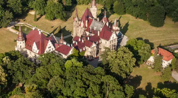 Zamek w Mosznej: odkryj magiczne podobieństwo do Hogwartu