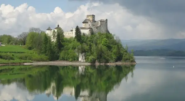 Nocleg w zamku w Niedzicy - odkryj wyjątkowe miejsca na wypoczynek