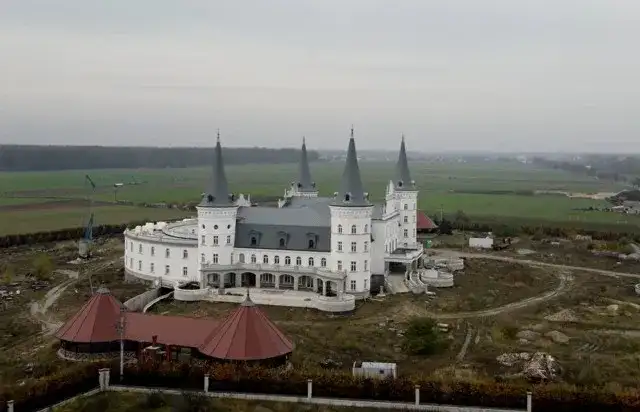 Zamek w Katarzyninie: tajemnice budowy i niezwykła architektura