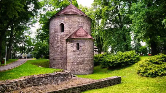 Zamki w stylu romańskim w Polsce: historia i niezwykłe cechy
