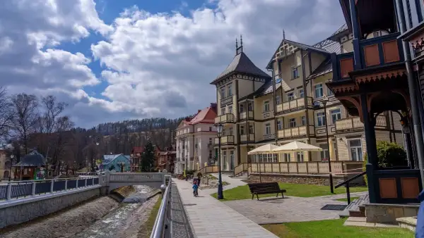 Krynica-Zdrój dla aktywnych: Przewodnik po trasach turystycznych